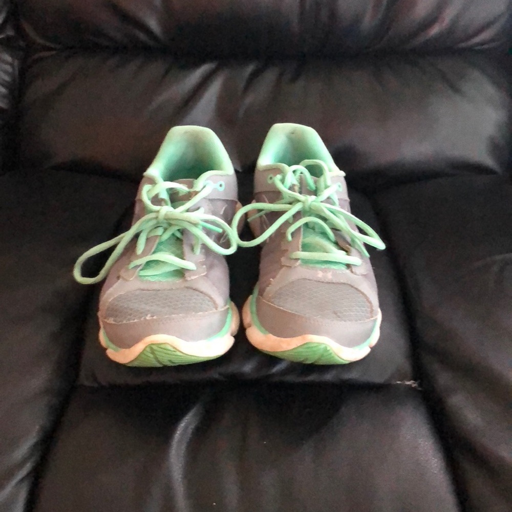 Tennis shoes